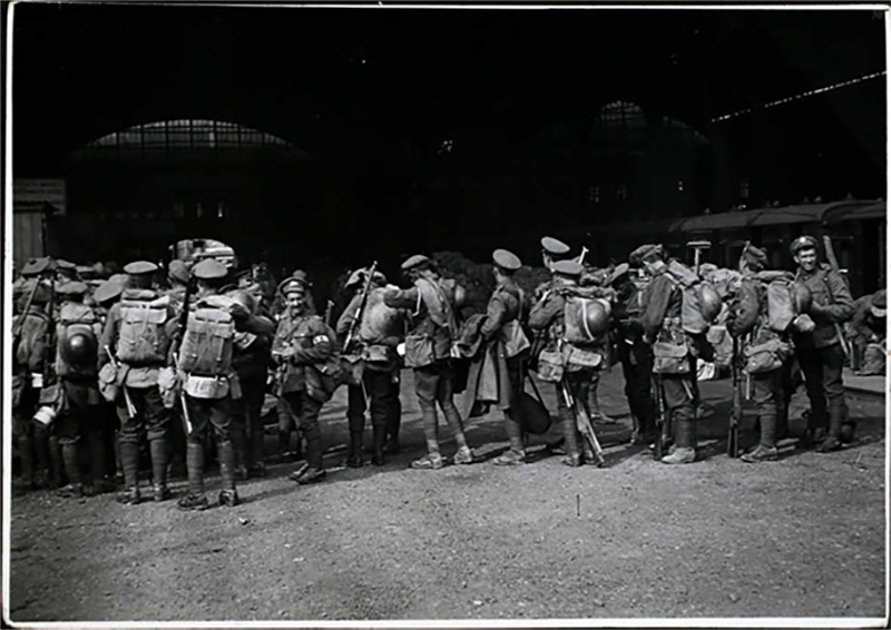 Soldiers at Victoria Station. 1914-18 War.
